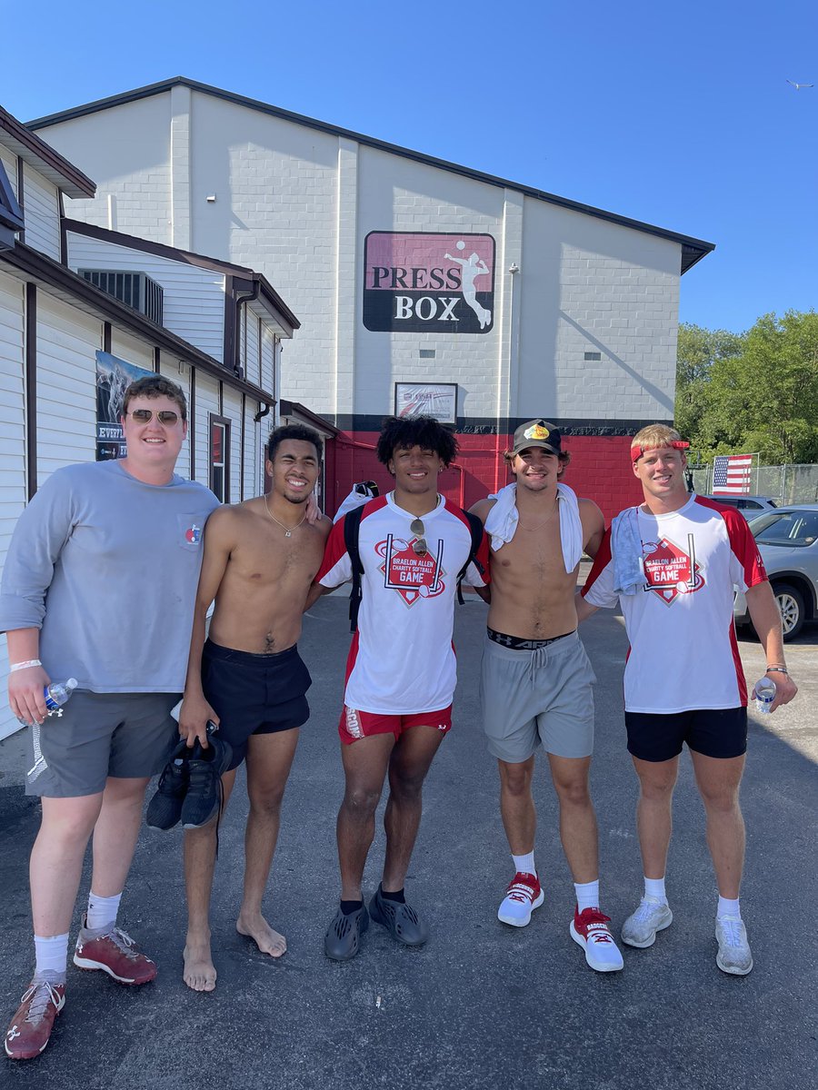 pressboxfdlwi's tweet photo. We had some pretty sweet visitors after the @BraelonAllen Charity Softball Game - thanks to the @BadgerFootball team for stopping by and saying hi! 👋🏼♥️🏈 #braelonallencharitysoftball https://t.co/n7kIC2NgtO