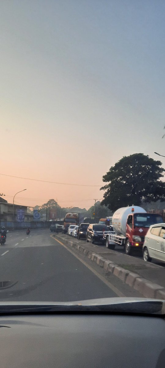 Padat panjang dari arah cileungsi ke pertigaan cikeas. Merembet macetnya ke cikuda sebagai jalan alternatif. Selamat hari senin. Harap bersabar, selalu dan selamanya. <a href="/SonoraFM92/">Radio Sonora Jakarta</a> <a href="/RadioElshinta/">Radio Elshinta</a>