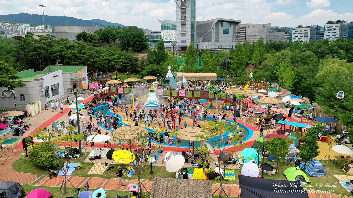 falcontm65's tweet image. 2022.07.02 화랑공원에서...

화랑공원 물놀이장에서 드론을 띄워 촬영해 보았다.
 #성남시 #분당구 #삼평동 #화랑공원 #물놀이장