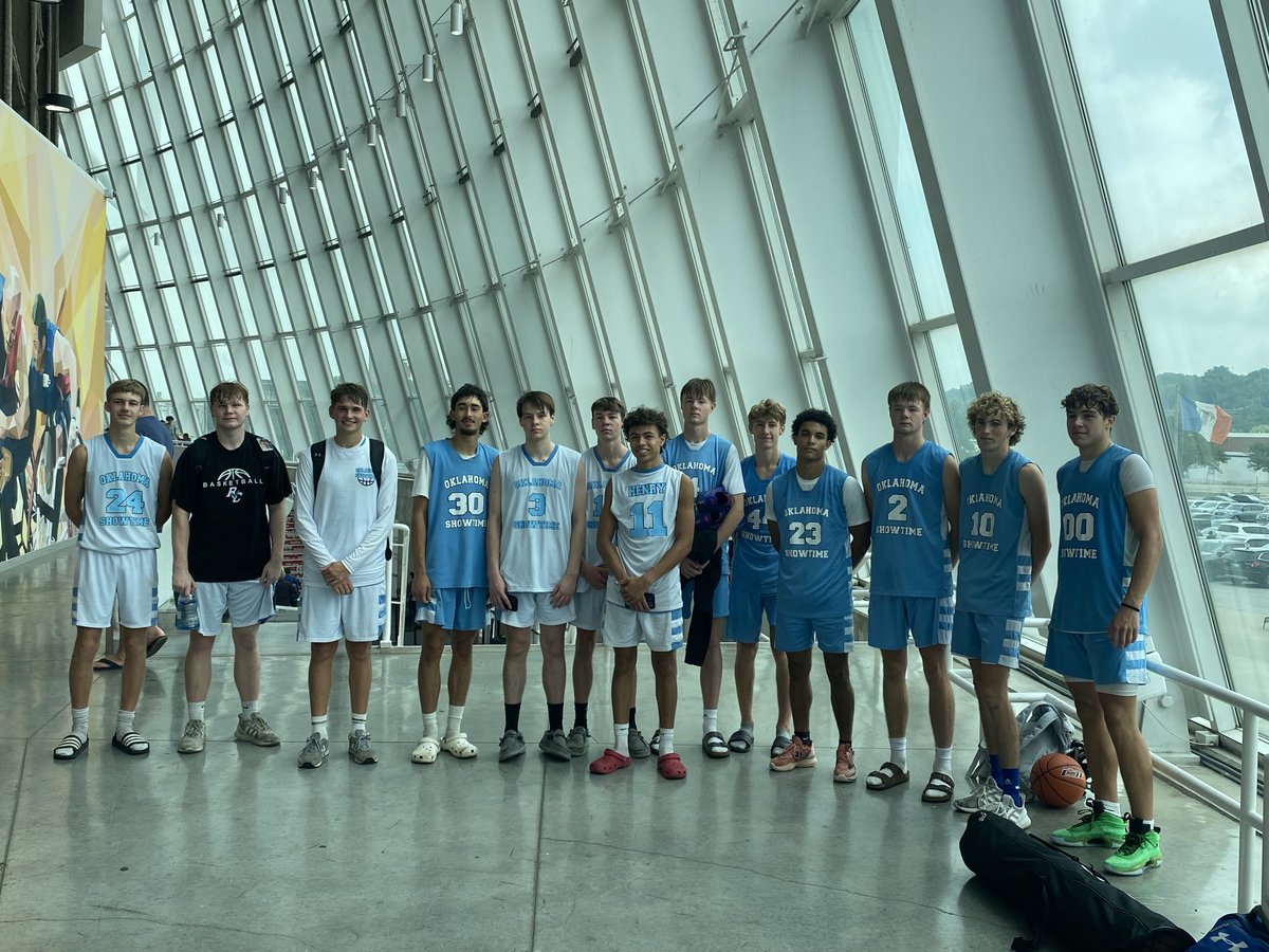Showtime_2017's tweet photo. Showtime boys blue and white with a good showing in KC.. #gettingbettereveryday# https://t.co/tDLyb8g2n5