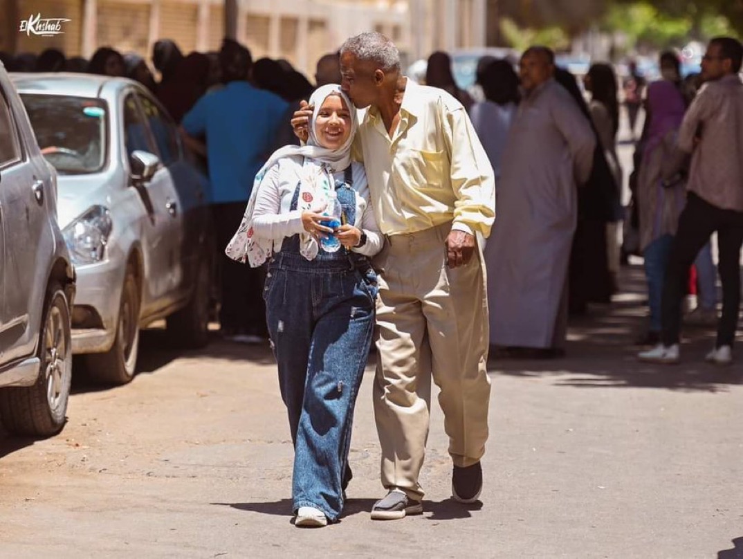 الاب السند و الحنية و الضهر 
صورة بألف كلمة لأب يحتضن بنته بعد امتحان الثانوية العامة ليرفع من معنوياتها