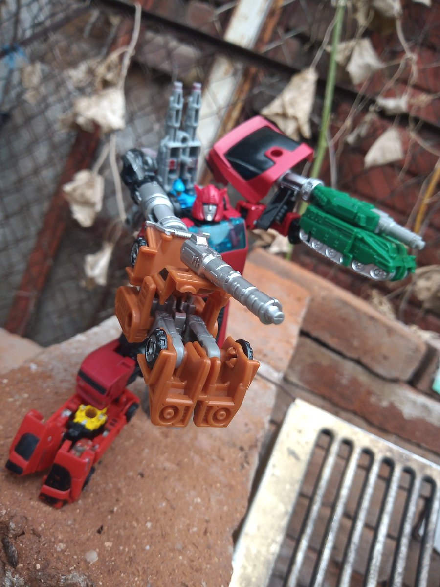 TERROR025's tweet photo. Hey como estoy de vuelta que tal si les muestro un "combiner"? con cliffjumper, aimless, roadhandler, swindler, growl y bombshock, por favor dejen su like y RT 
#Transformers #autobot #decepticon #cliffjumper #aimless #roadhandler #swindler #growl #bombshock https://t.co/P9KAIVutSf