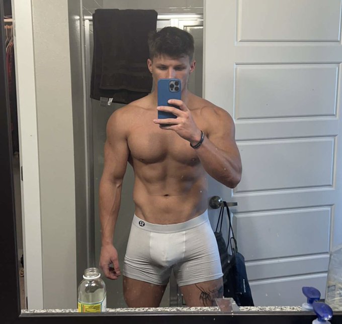 Watch Zac's leaked NSFW photo on TwXstars