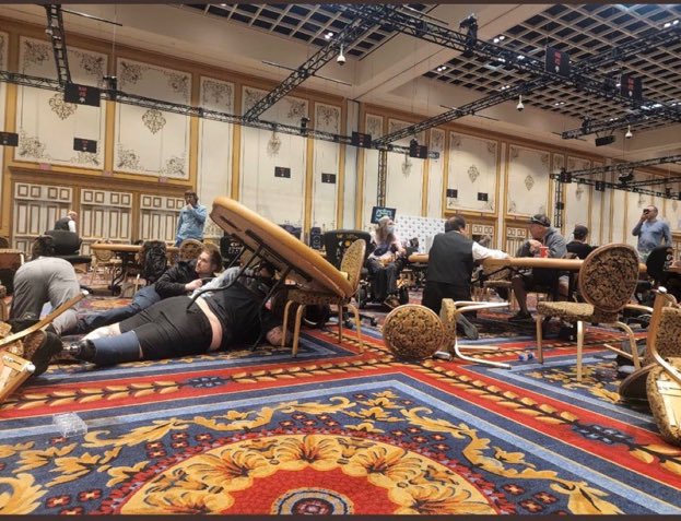 agmdv's tweet image. A lot going on here, Ben Heath with his Bodyguard who has a prosthetic (weapon), senior who doesn’t give a fcuk and a random guy taking a pic of this pic 🎻🎻🎻