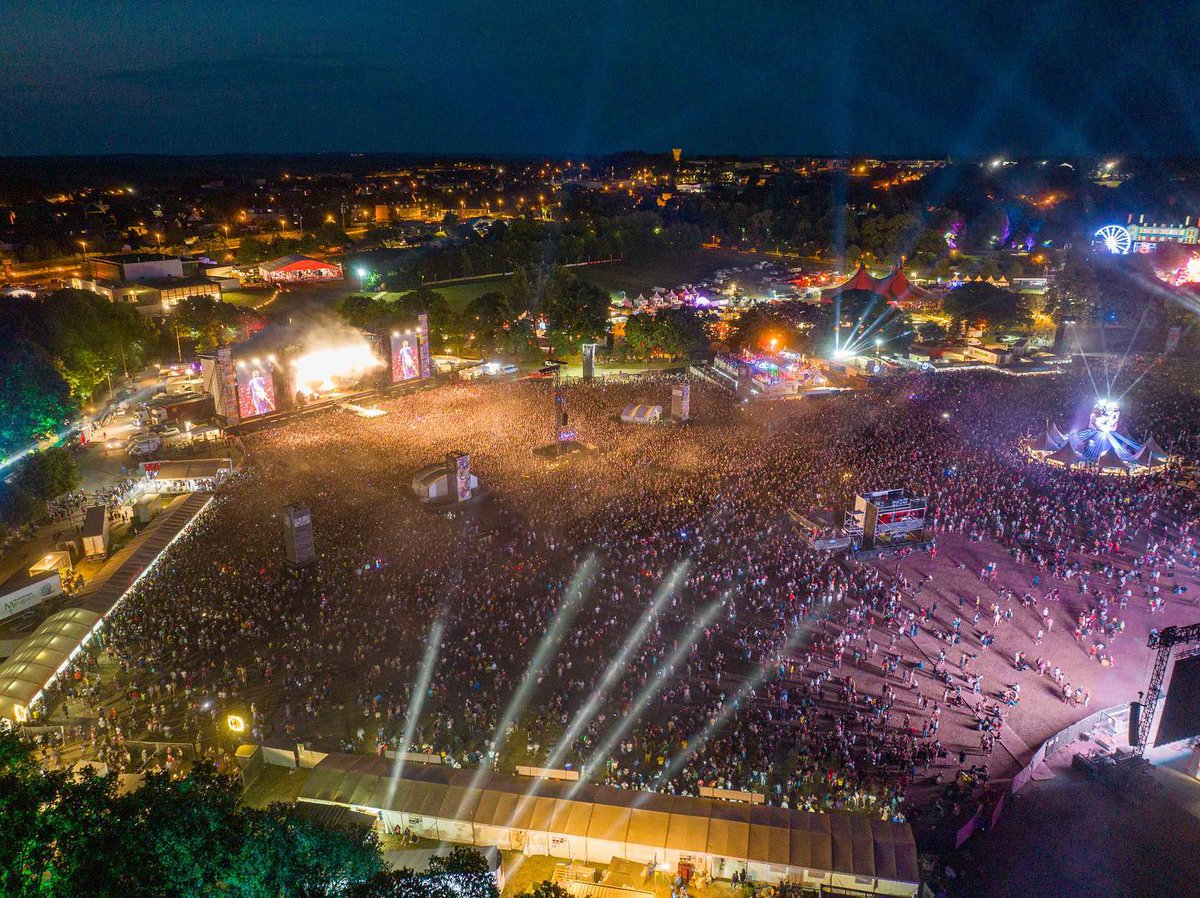 Charrues's tweet image. MERCI !!! Aux 7150 bénévoles sans qui les Vieilles Charrues n’existeraient pas, aux équipes du festival, à la sécurité, aux partenaires, aux artistes… et à nos chers 280000 festivaliers aka le meilleur public de France ❤️✨ Kenavo, à l’année prochaine 🎡
#charrues22 #charrues23