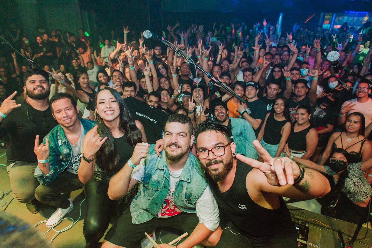 Graciasss Barranquilla!🔥 Que energía tan brutal en el show⚡️⚡️⚡️ Nos encantó verlos vibrar con nosotros y con los cracks <a href="/DONTETTO/">Don Tetto</a>  🤘🏼🤘🏼🤘🏼 Una noche para no olvidar y repetir mil veces! #WeAreBack2School 

📸 Fotaza @DavidYanceR  <a href="/eyDaviUnaFoto/">David Yance Ricardo</a>