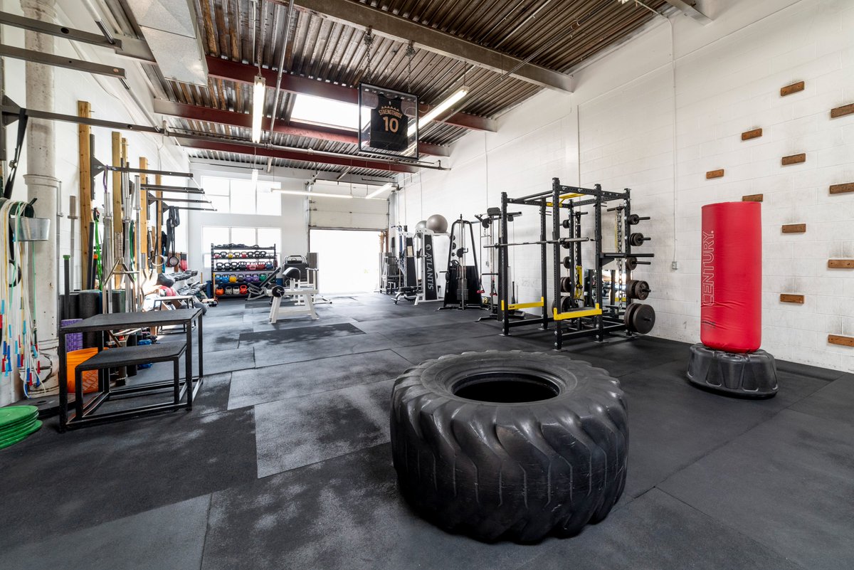 gregcarver's tweet photo. Who wants to train?

#strengthboxTO #personaltrainingtoronto #eastyorkgym #oldschoolstrength https://t.co/glByn2oHNG