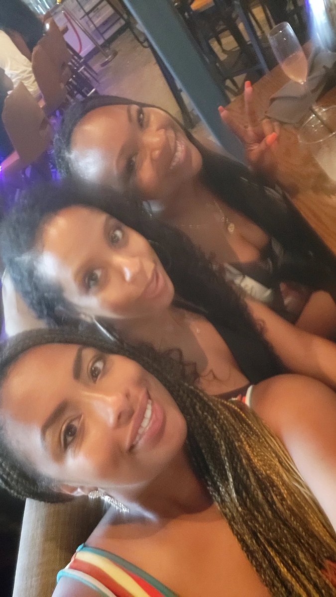 PinkSapphire6's tweet photo. Brunch with my girl's today! 🍾🥂
#TheCommonTable #Sundayfunday #mimosas #shots #turndownforwhat https://t.co/2q31TjPe9y