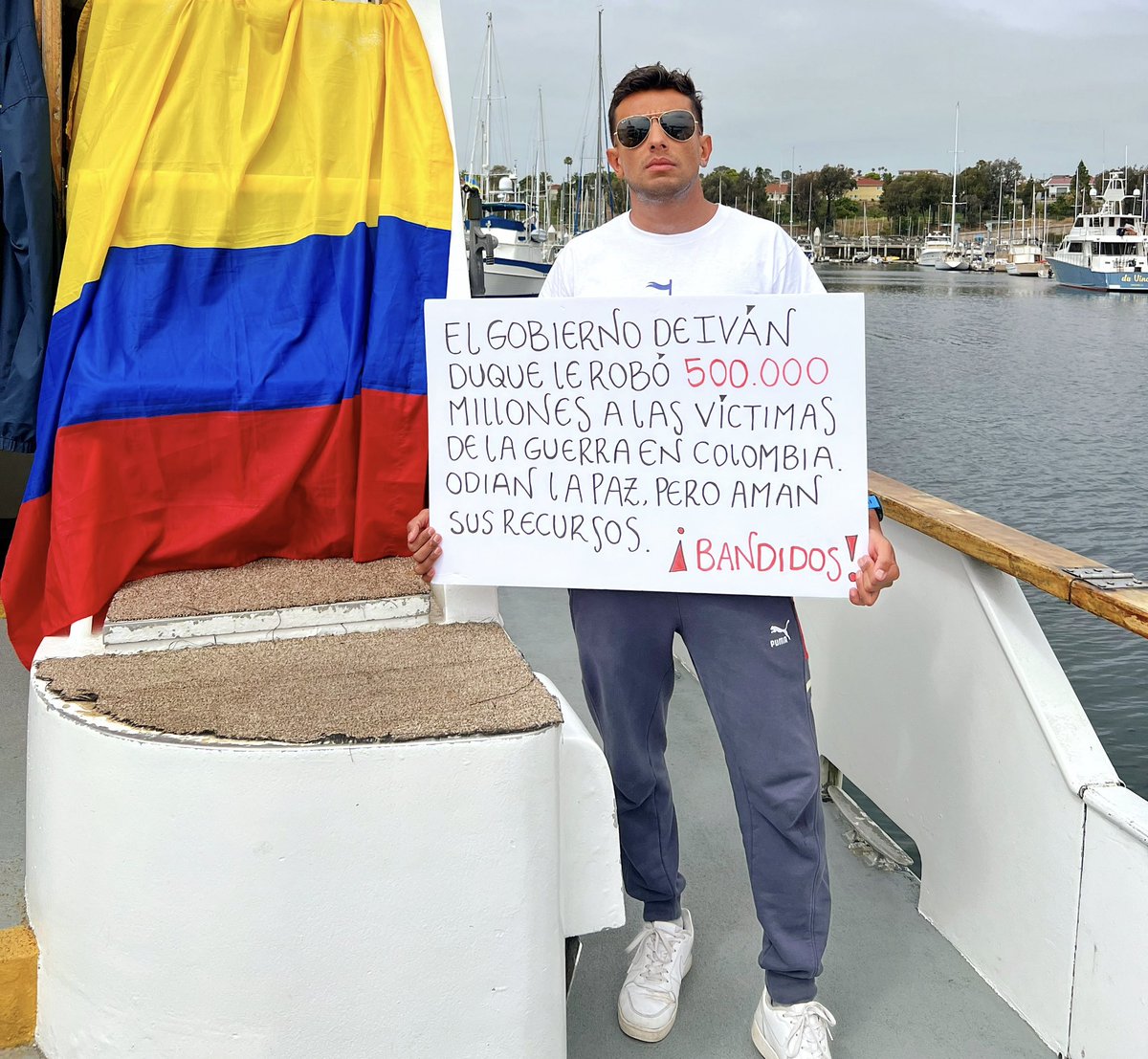 NadadordelValle's tweet photo. Después de nadar por más de 10 horas y cruzar el Canal de Catalina, todavía tenía fuerzas para denunciar como el gobierno del peor presidente que ha tenido este país, se robó 500.000 millones destinados para las víctimas de la guerra. https://t.co/tu9m645PHd