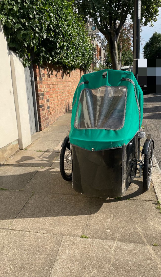 SimonSa23626003's tweet photo. @mysaymysay1 #ButCars No, not #ButCars #SelfishCyclists need to know they are #InconsiderateSelfishCyclingWaynkerrs and this dumping in the middle of pavements is unacceptable @lambeth_council if this was a #ButCar blocking the pavement it would be ticketed. Deal with this problem immediately https://t.co/xL4hXTInMU