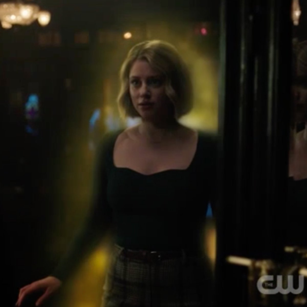 Barchiedaily's tweet photo. BETTY SEEING A GOLDEN AURA AROUND HERSELF!! #RIVERDALE https://t.co/avjBoyzQRA
