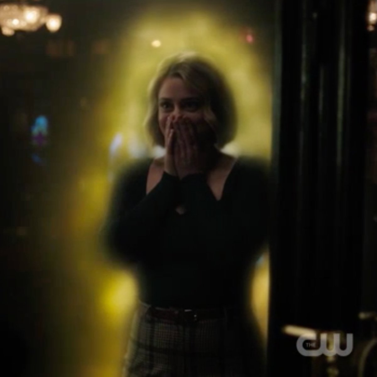 Barchiedaily's tweet photo. BETTY SEEING A GOLDEN AURA AROUND HERSELF!! #RIVERDALE https://t.co/avjBoyzQRA