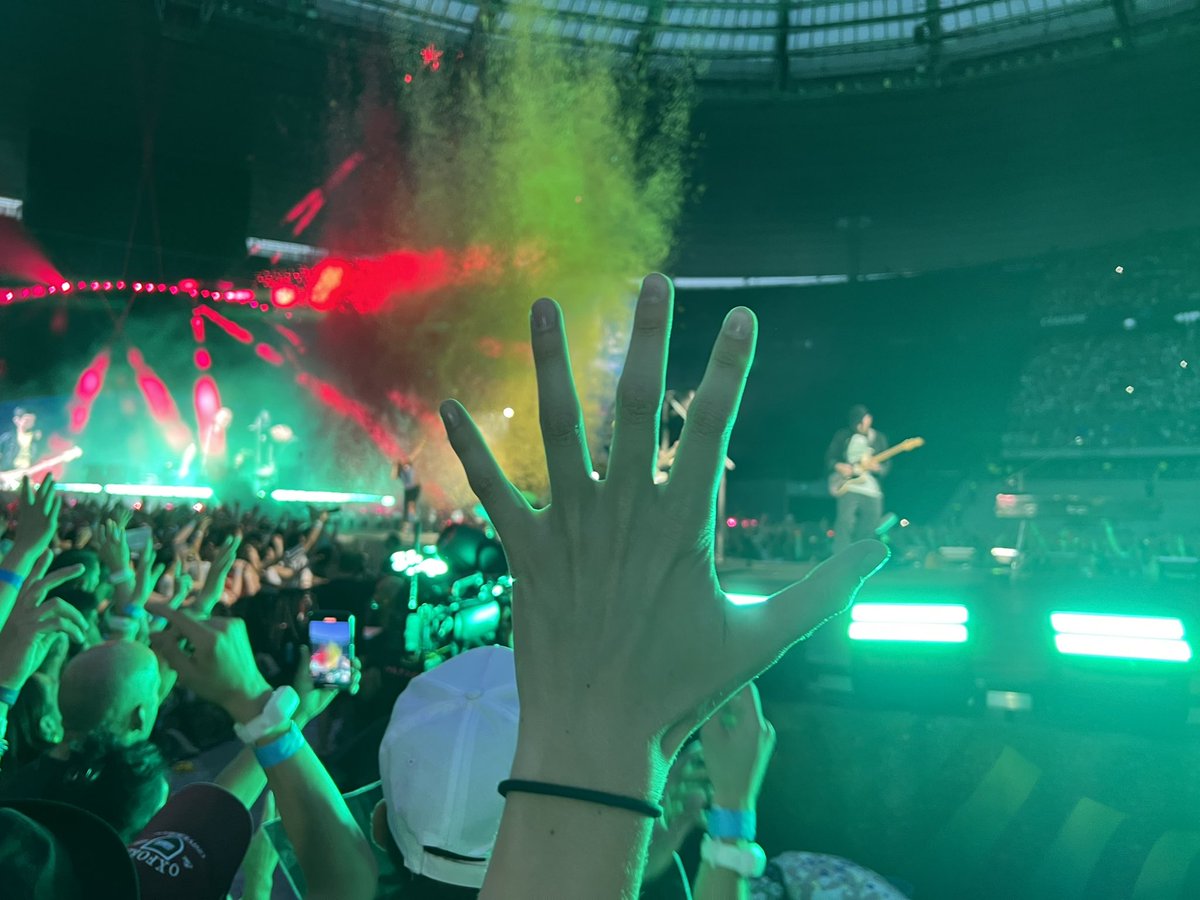 ColdplayFrance's tweet photo. #Concert2 17 juillet ! #ColdplayParis #MusicOfTheSpheresWorldTour demain journée de repos pour le groupe ! Rendez-vous Mardi pour le 3e concert ! Bonne nuit les amis 🌙😴 https://t.co/0Upye5va9l