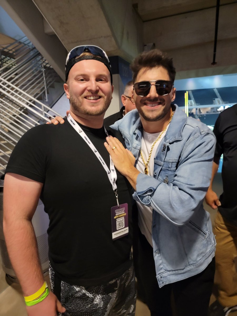 ADemers712's tweet photo. What a weekend!!!!! Got to meet a bunch of the guys I've been watching for years at this point! Can't wait for next year! #TatmanTailgate https://t.co/ryxavPZdhy