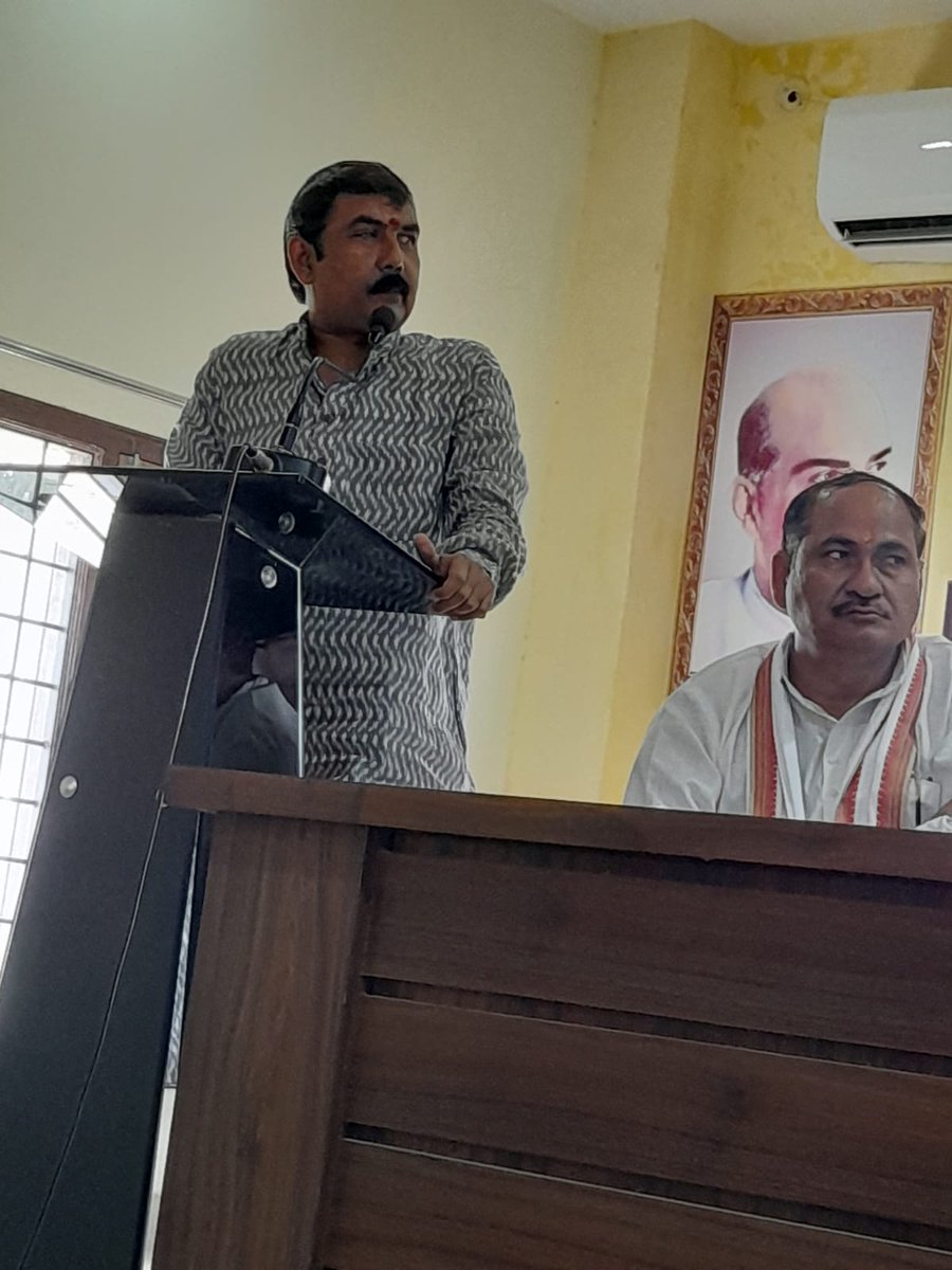 Shankargiri4bjp's tweet photo. आगामी कार्यक्रमों को लेकर जिला पदाधिकारी, मंडल प्रभारी, मंडल अध्यक्षों मोर्चा के जिला अध्यक्षों की संयुक्त बैठक करते हुए जनपद सुलतानपुर में
@swatantrabjp @sunilbansalbjp 
@PankajSinghBJP @BJP4UP https://t.co/L1cGUVLwJO