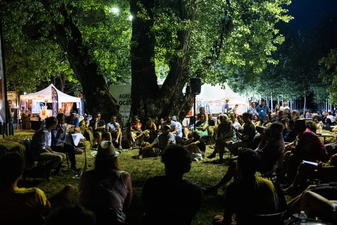 Clap de fin pr le #fij2022. 6000 festivaliers sont venus malgré la canicule. Ce festival rappelle qu'il faut être exigeants tout en étant bienveillants. J'en sors encore une fois galvanisée par toutes ces belles rencontres. A l'année prochaine !