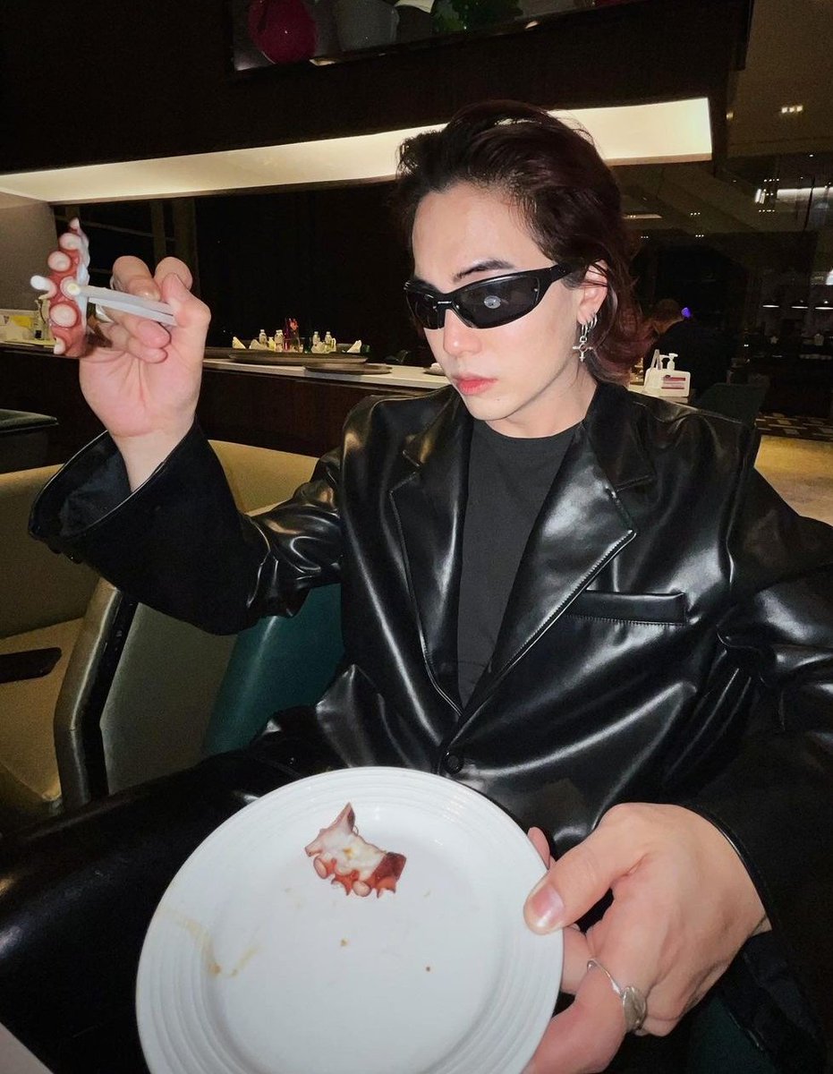 bashellor's tweet photo. Neo at the sushi bar. https://t.co/4zs4dMWxUD