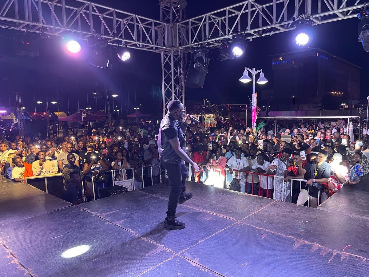 Elown_KNB's tweet photo. FROM ABOISSO TO CTN 🇧🇯
MERCI AU PEUPLE BÉNINOIS POUR SON AMOUR INCONDITIONNEL DEPUIS TANT D’ANNÉES. PLUS CHAUDS QUE VOUS ÇA VA ÊTRE DIFFICILE À TROUVER.
#LRDLP LA TOURNÉE COMMENCE. https://t.co/RVG8s7gVNm