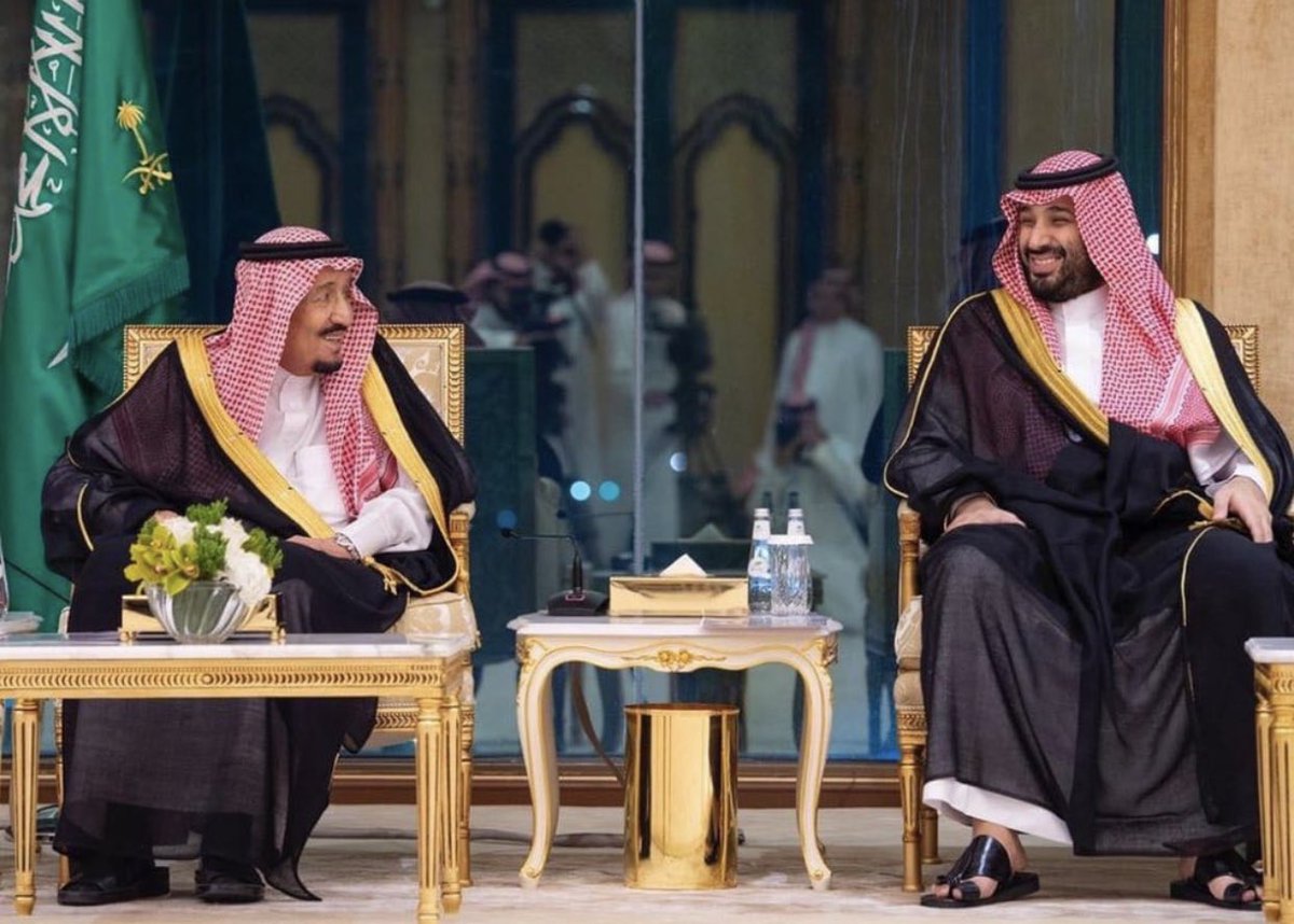 اضحك وانا أبوك بين المجد والعزِّه
زعامة العُرب في وجهي وفي وجهك
،
،
يضحك   لنا   بيرق   التوحيد  ونعزِّه
والعالم   نديره   وحنّا   بعد  نضحك