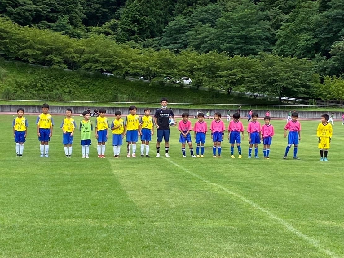 FC21971499's tweet photo. 【U10桂川リーグ】
天候にも恵まれ無事に行うことができました⚽️
ボールをもらう時の体の向き、遠い足でのトラップ、まだまだです！
これからトレーニング頑張っていきましょう💪
 #fcヴァリエ都留 https://t.co/ijWUIIDJdO