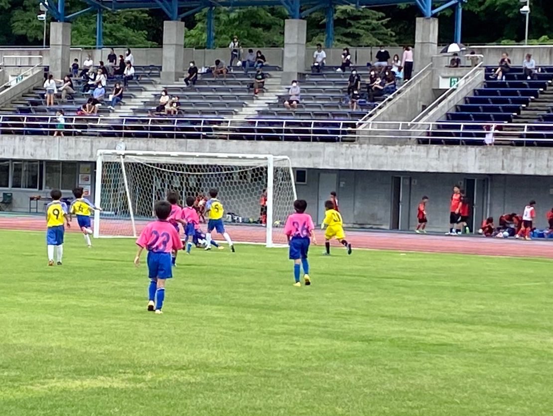 FC21971499's tweet photo. 【U10桂川リーグ】
天候にも恵まれ無事に行うことができました⚽️
ボールをもらう時の体の向き、遠い足でのトラップ、まだまだです！
これからトレーニング頑張っていきましょう💪
 #fcヴァリエ都留 https://t.co/ijWUIIDJdO