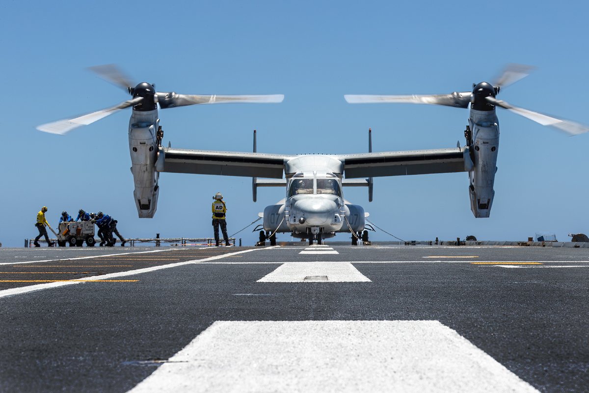 hqjoc's tweet photo. Whoomp-whoomp-whoomp!

That’s the sound of @USMC CH-53E Super Stallions and MV-22B Ospreys conducting flying operations with @Australian_Navy Landing Helicopter Dock #HMASCanberra during the sea phase of @RimofthePacific #CapableAdapativePartners https://t.co/M2yYEiE65w