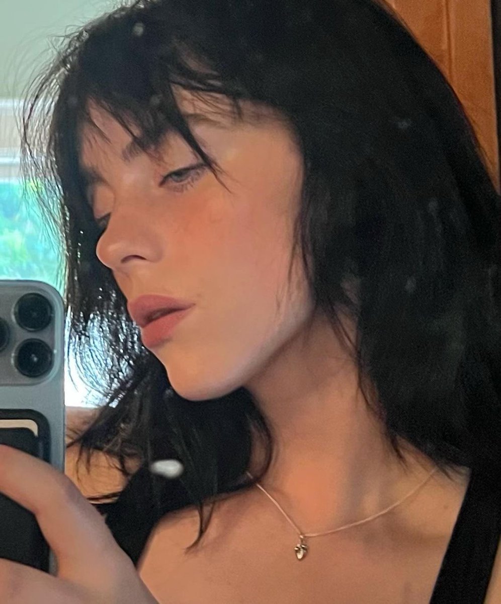 InfoBillieBR's tweet photo. Billie Eilish sendo a mulher mais linda do mundo. https://t.co/z7Z9lpUBWN