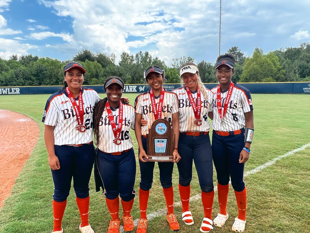 britney18_'s tweet photo. Grateful to be able to share the field with these amazing people one last time🤍 https://t.co/HOtW0z6UQt