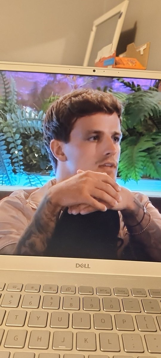 Roudraksh's tweet photo. The face of a pathetic insecure miserable man who was throwing "Tasha who" on Tasha's face but is a desperate pig when it comes to his misogynistic insecurities #LoveISland https://t.co/CyfAQZVG3D