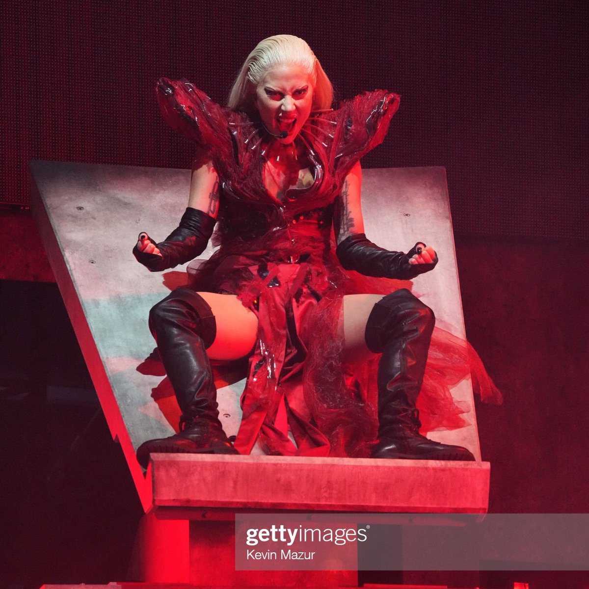 rdtmidia's tweet photo. Mais imagens de Lady Gaga se apresentando em Düsseldorf com a #TheChromaticaBall https://t.co/lSbmt3er77