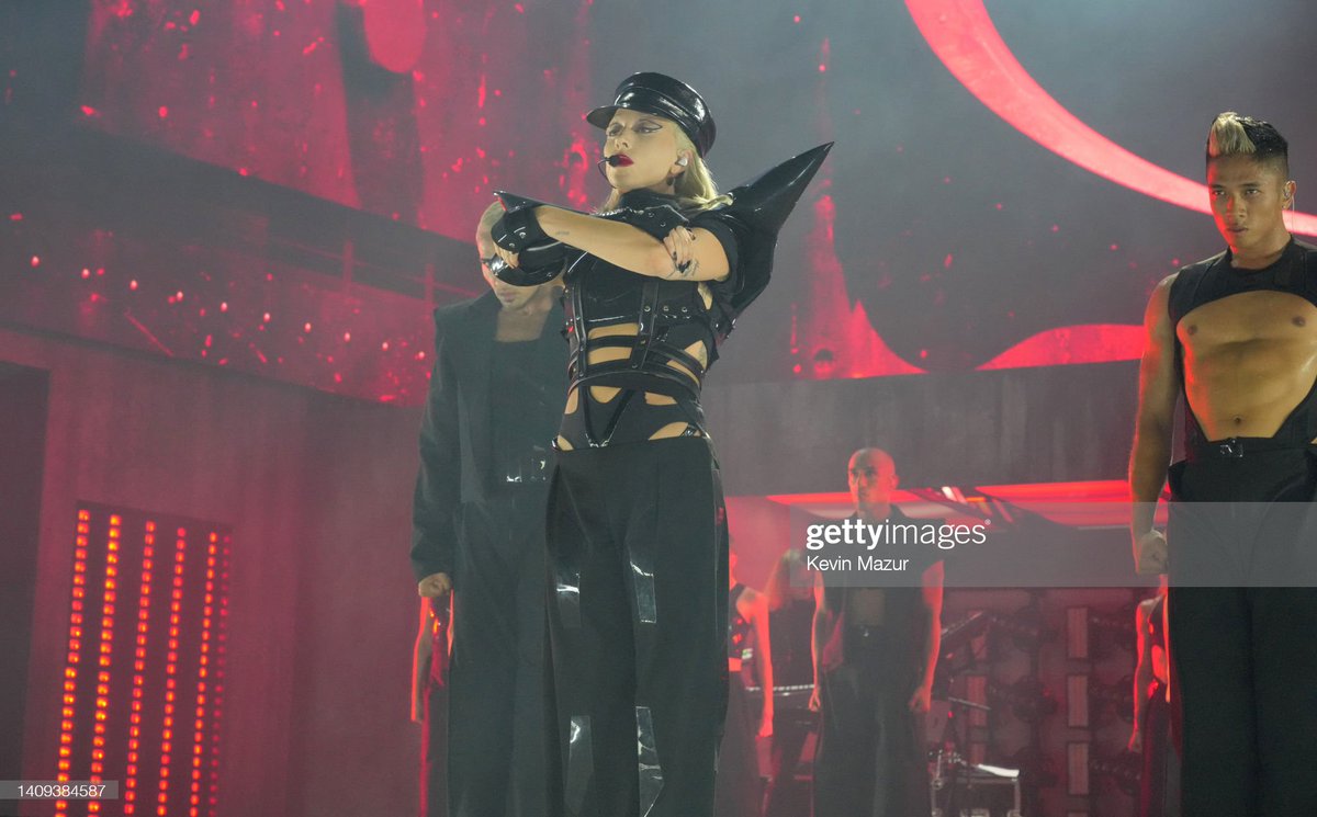 rdtmidia's tweet photo. Mais imagens de Lady Gaga se apresentando em Düsseldorf com a #TheChromaticaBall https://t.co/lSbmt3er77