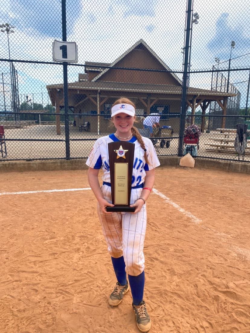 bkemp7702's tweet photo. This weekend was good weekend for @jc05adamscathey we are the 2022 Big Orange Showcase champs. Super proud of our team for pushing through this weekend under the leadership of three amazing coaches! @redhawkssball @RoaneStSoftball https://t.co/odVDlEfkAu