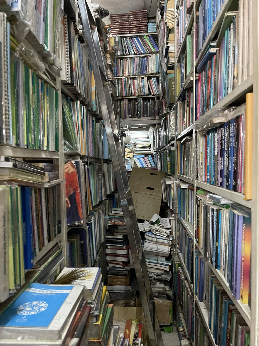 shiho_bangla's tweet photo. 日本の仕事をしてもらってる、まりちゃんが先週からこちらにきており、昨日は2人で本屋巡りをしました📘ずっといきたかった本屋さん、いつも行ってる本屋さん、久しぶりの本屋さん。2人で車のトランクいっぱいの本を購入し大満足の1日となりました☺️博士論文のいい資料がたくさん見つかり嬉しいです！ https://t.co/JEX3wTbCtH