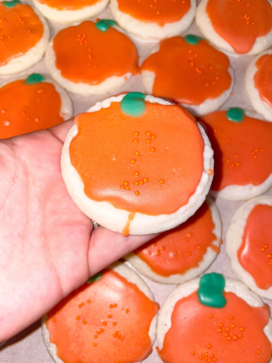 smokinghotco's tweet photo. Wax melt frosted cookies anyone??!👻👻👻 https://t.co/rERAgsp1aB https://t.co/pyRbERbfYY
