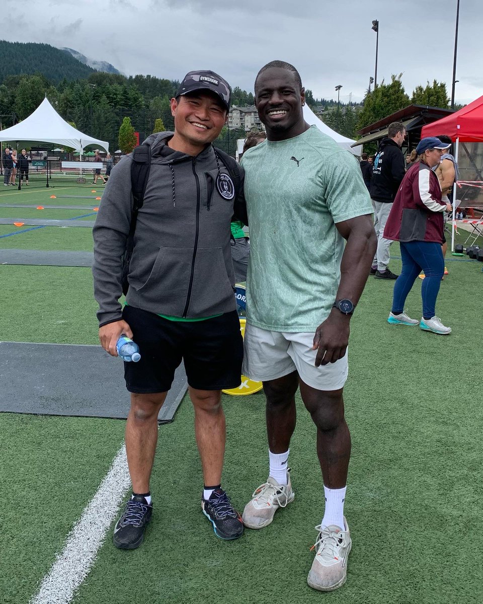 MarkDouangchanh's tweet photo. Selfie with CrossFit Games Athlete, Chandler Smith. After the selfie we compared our calves for some reason and then took a proper photograph together 🙂 https://t.co/IES47LDL0b