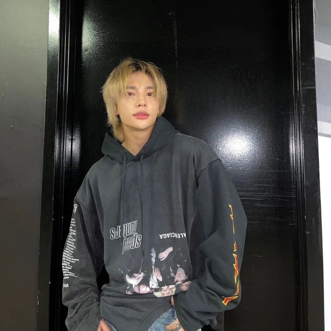 meuhannie's tweet photo. hyunlix au 🥂 one month.

felix não aguentava mais ver hyunjin chegando todos os dias na faculdade de ressaca e, em um ato impensado, acaba propondo uma aposta: um mês sem encostar em bebida e te deixo fazer o que quiser comigo. https://t.co/2zSdFGDg6S