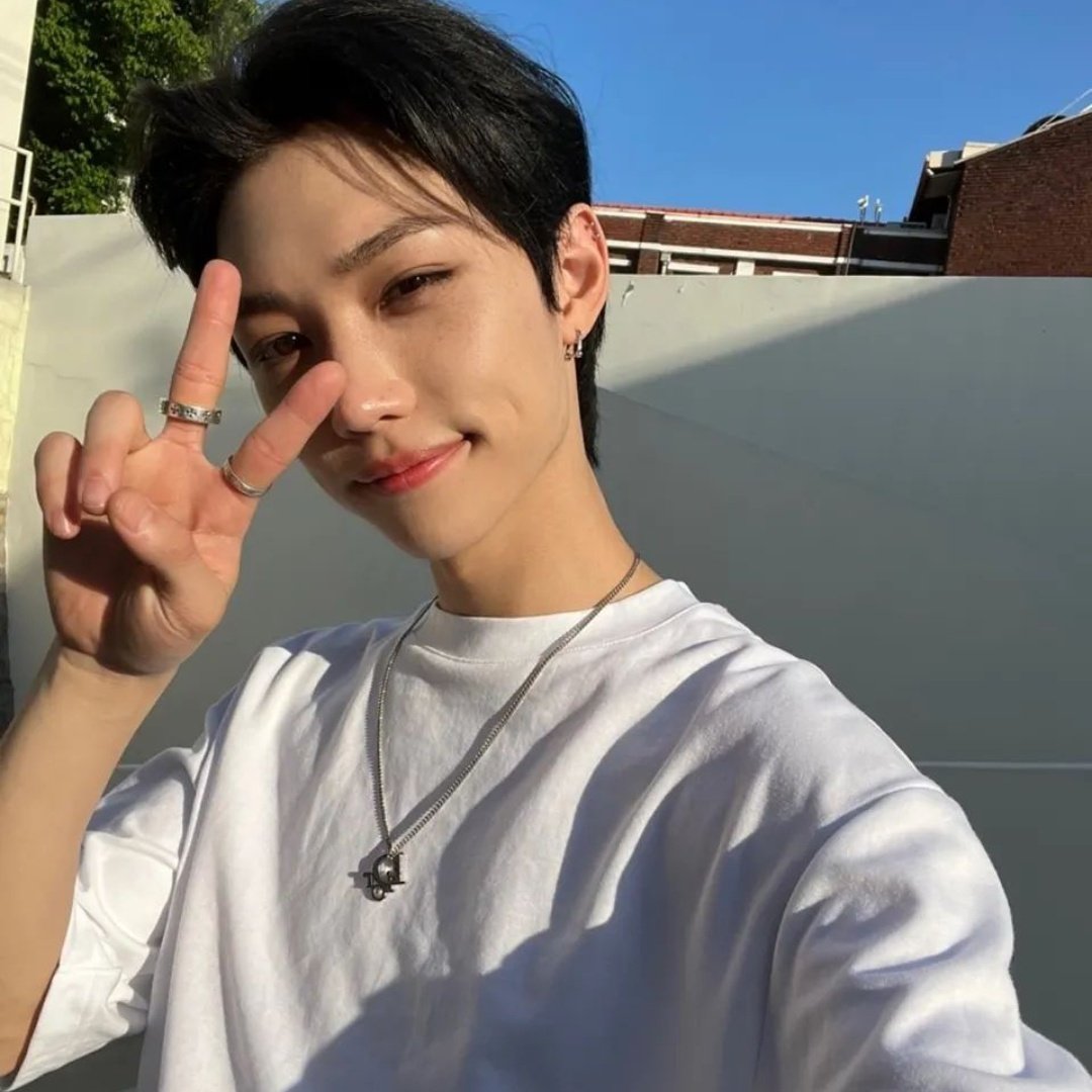 meuhannie's tweet photo. hyunlix au 🥂 one month.

felix não aguentava mais ver hyunjin chegando todos os dias na faculdade de ressaca e, em um ato impensado, acaba propondo uma aposta: um mês sem encostar em bebida e te deixo fazer o que quiser comigo. https://t.co/2zSdFGDg6S