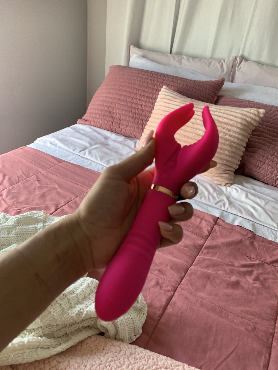 em_oneysign's tweet photo. Loving this double sided vibe/dildo from @SextoysStarry 😍💦 https://t.co/XZ3sWNcems