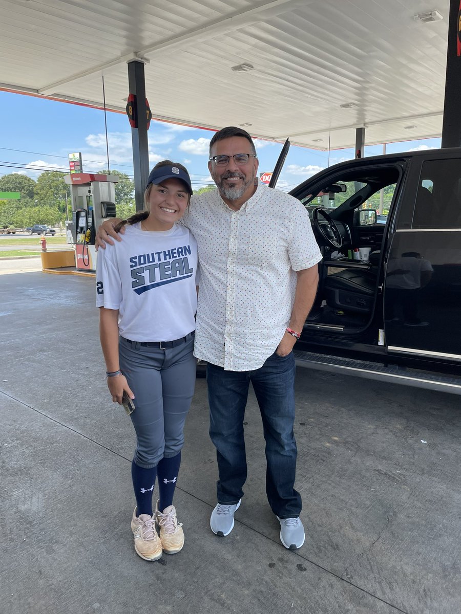 I finally got to meet <a href="/UACoachMurphy/">Patrick Murphy</a> before my tournament this morning. He definitely gave me good luck as I had a great day! Thank you Coach Murphy! #dreamcometrue #bamasoftball #weluvcoachmurphy