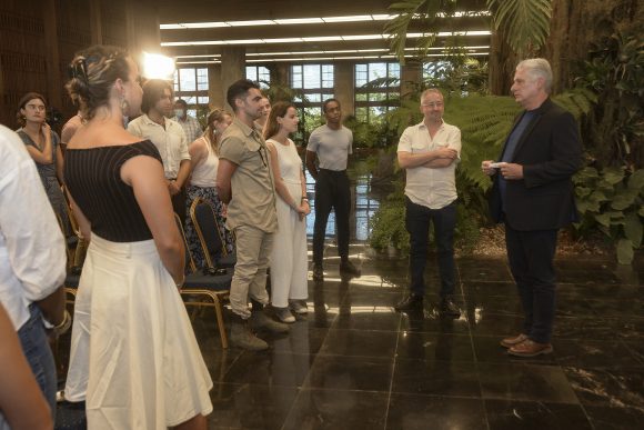 Intercambia <a href="/DiazCanelB/">Miguel Díaz-Canel Bermúdez</a> con estudiantes neoyorquinos sobre la realidad cubana 
#CubaPorLaPaz 
#EtecsaMtzEnVictoria