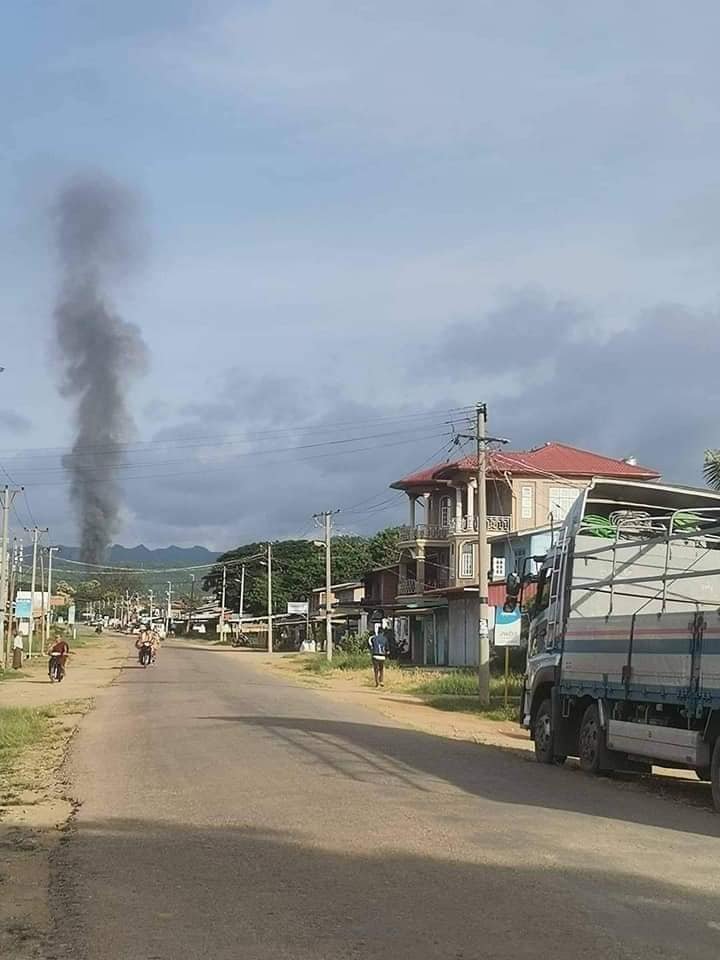 မိုးဗြဲတွင် စစ်တပ်က စစ်ကြောင်းထိုးလာပြီး မြို့လယ်ခေါင်ကို လက်နက်ကြီးများဖြင့် ပစ်ခတ်၊ စည်ကား ရပ်ကွက်အတွင်းသို့ လက်နက်ကြီးကျရောက်ပြီး ပြည်သူပိုင်နေအိမ်များ မီးလောင်
ရန်ကုန်၊ ဇူလိုင် ၁၈ 
Read More -> t.me/khitthitnews/4…