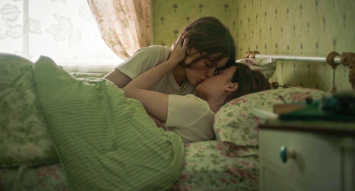 _allthelilies's tweet image. sapphics cuddling in bed is my favorite genre