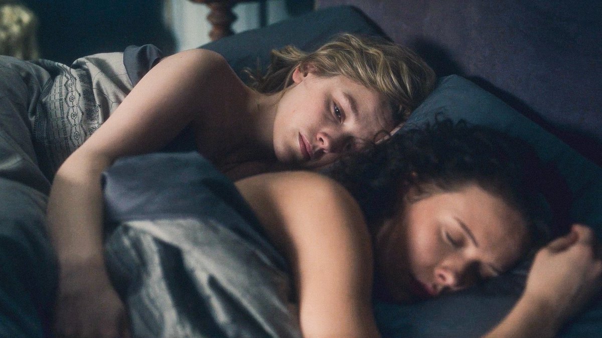 _allthelilies's tweet image. sapphics cuddling in bed is my favorite genre