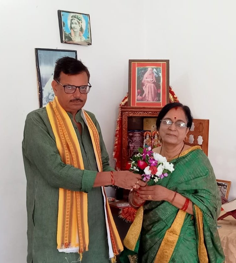 ErTejbahadur51's tweet photo. #CongratulationsMa🎂🙏
हमारी सदैव पथ प्रदर्शन करते रहने वाली माता तुल्य आदरणीया श्रीमती उर्मिला सिंह जी को सादर चरणस्पर्श सहित जन्मदिवस की हार्दिक बधाई एवं अनंत शुभकामनाएं!
श्री मां की कृपा आपके ऊपर सदैव बनी रहे!
🙏💐💐🎂🎂💐💐🙏🎉🎊🎊🎉
@singhantaryami @mihirsingh https://t.co/B3YM9s90NS