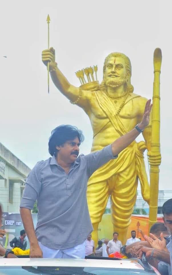 333Srinivas's tweet photo. #మన్యం వీరుడికి విప్లవ వందనాలు 

పశ్చిమగోదావరి జిల్లా భీమవరంలో ఇటీవల ప్రధానమంత్రి చేతుల మీదుగా ఆవిష్కృతమైన విప్లవ వీరుడు అల్లూరి సీతారామరాజు 30 అడుగుల కాంస్య విగ్రహానికి జనసేన అధ్యక్షులు శ్రీ పవన్ కళ్యాణ్ గారు నివాళులర్పించారు.

జనవాణి జనసేన  భరోసా  
_ జనసేన అధినేత పవన్ కళ్యాణ్ https://t.co/FL2ORVrep8