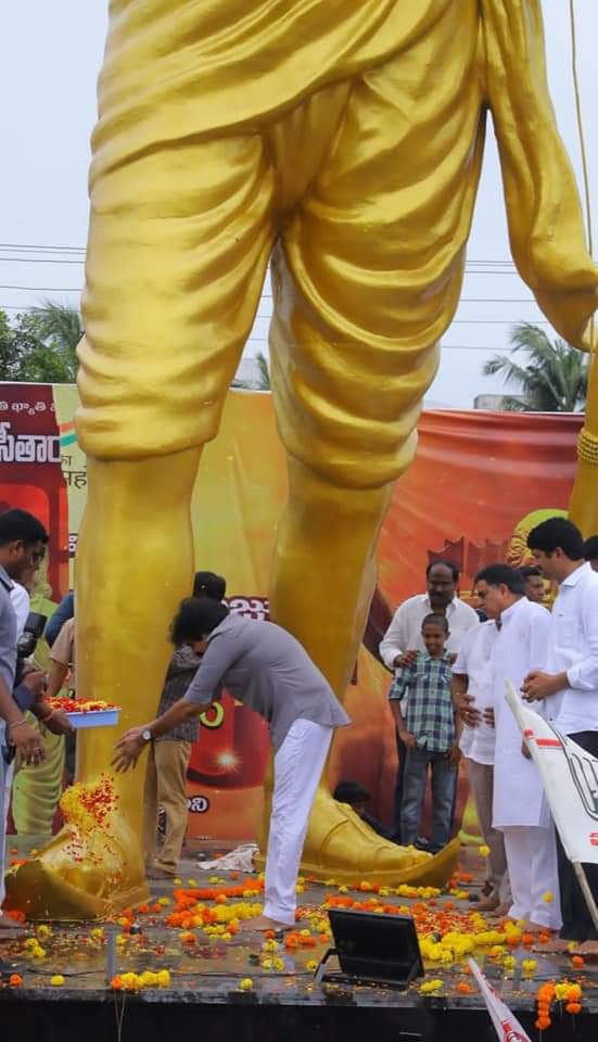 333Srinivas's tweet photo. #మన్యం వీరుడికి విప్లవ వందనాలు 

పశ్చిమగోదావరి జిల్లా భీమవరంలో ఇటీవల ప్రధానమంత్రి చేతుల మీదుగా ఆవిష్కృతమైన విప్లవ వీరుడు అల్లూరి సీతారామరాజు 30 అడుగుల కాంస్య విగ్రహానికి జనసేన అధ్యక్షులు శ్రీ పవన్ కళ్యాణ్ గారు నివాళులర్పించారు.

జనవాణి జనసేన  భరోసా  
_ జనసేన అధినేత పవన్ కళ్యాణ్ https://t.co/FL2ORVrep8