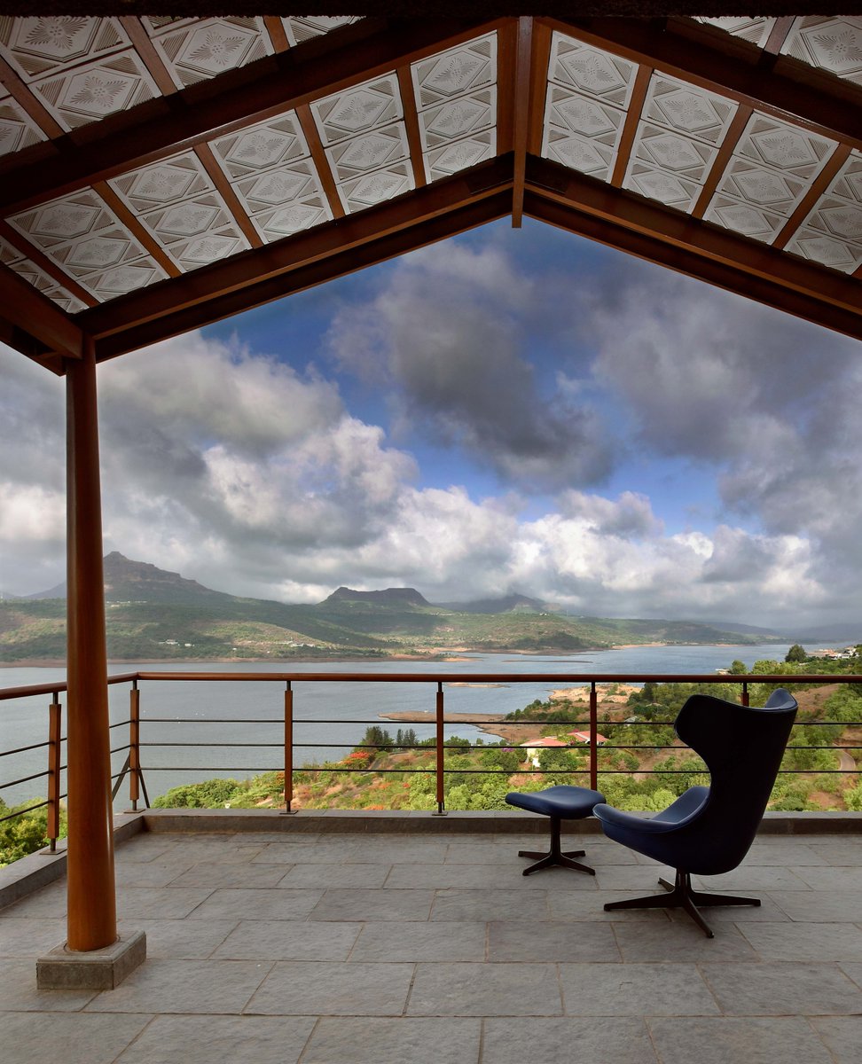 elledecorindia's tweet photo. #PostcardPerfect #EDHomes “I remember we practically hiked up a dirt road and found ourselves on a hill overlooking #Pavana Lake,” recalls Puran Kumar of #StudioPKA about the first site visit to the plot of #RakeyshOmprakashMehra 15 years ago.
Read more: https://t.co/bNT3Y5pQNl https://t.co/aFOel7yZiT