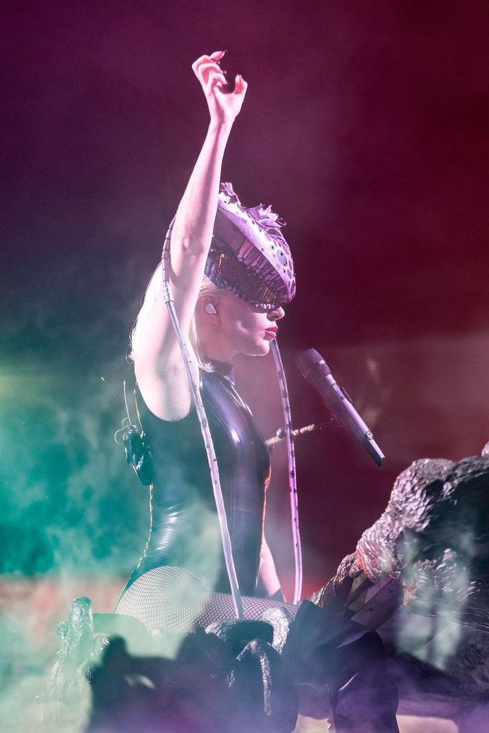 ounicogabriel's tweet photo. Depois de ver os vídeos dá pra concluir que esse show foi INCRÍVEL, aliás muito mais do que isso. Não tenho palavras o suficiente pra descrever tudo o que eu senti. Looks icônicos, performances lindas, vocais poderosíssimos, a nossa Gaga antiga tá de volta caralho #ChromaticBall https://t.co/dU4tqX4Dmd