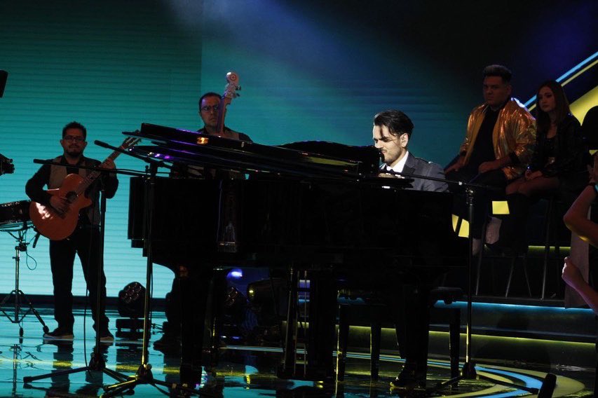 ¡Está siendo una fascinante noche para 𝗔𝗡𝗗𝗥𝗘́𝗦, conquistó a los críticos y al público de #LaAcademia con su gran presentación! 🎹🎤🎶🔥 ¡Es de los favoritos! 🧡 #LaAcademiaExpulsa 📲