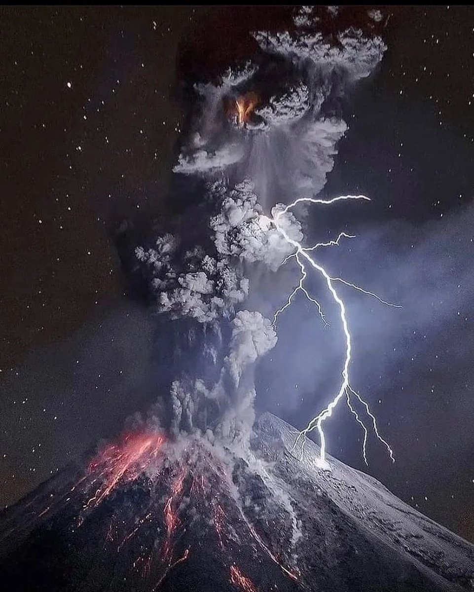 Lightning Bolt caught over Colima Volcano, Mexico. t.me/+H--E6fxG6lEwY…